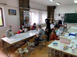 Pri pakiranju so sodelovali tudi mladi prostovoljci iz Občine Hajdina